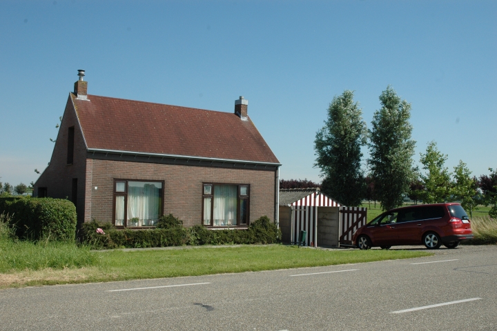 Ferienhaus Flandernhaus | Das freistehende Haus liegt an einer wenig befahrenen Nebenstrasse.