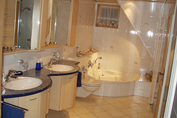 exklusives Bad (12qm) mit Whirpooleckwanne, Duschkabine, Doppelwaschtisch, WC, Fußbodenheizung