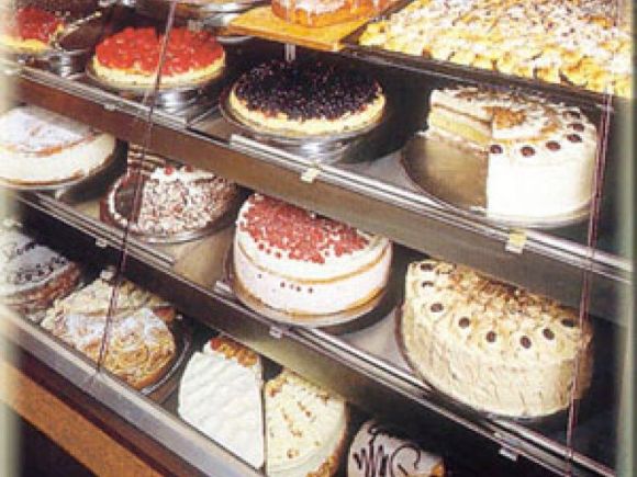 In unserem gemütlich eingerichteten Tagescafé finden Sie eine reichhaltige Auswahl von 15 bis 20 verschiedenen hausgemachten Kuchen und Torten. Sonnta