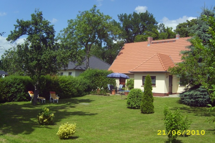 Ferienhaus Sonnenhof und Ferienwohnung | Auf der Terrasse können Sie gemütlich frühstücken oder am Abend grillen.