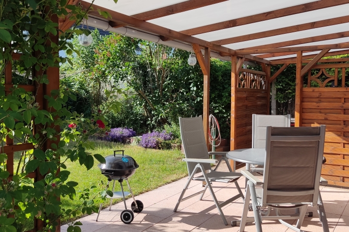 Terrasse hinter dem Haus