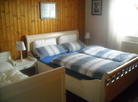 Schlafzimmer mit Beistellbett