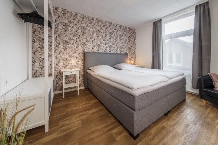 Schlafzimmer mit Boxspringbett Wohnung 4/17