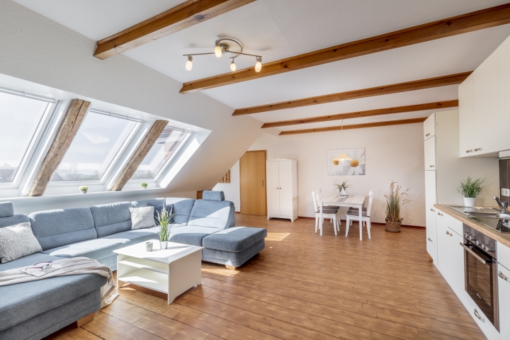Ferienwohnung auf Ferienhof Rathmann | Wohn-/Essbereich mit Einbauküche und Zugang zum Balkon