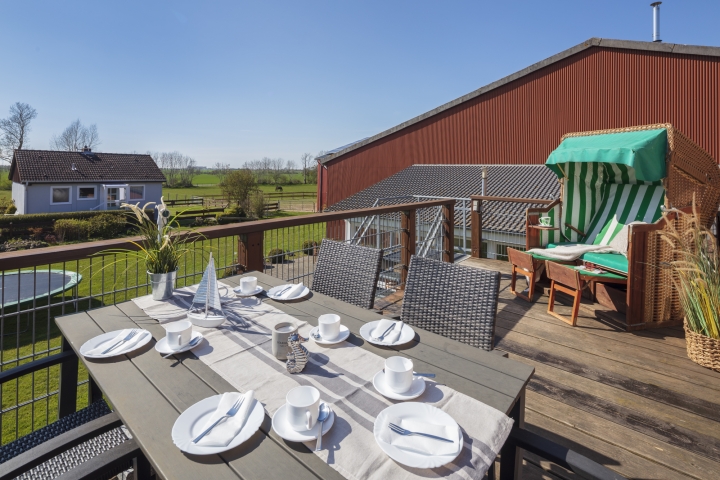 Balkon mit schönem Blick und Zugang zum Garten