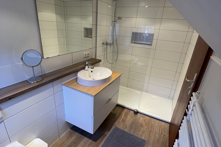 Bad Wohnung 3/17