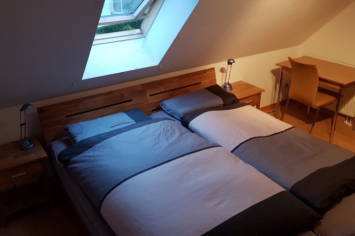 Schlafzimmer mit Doppelbett