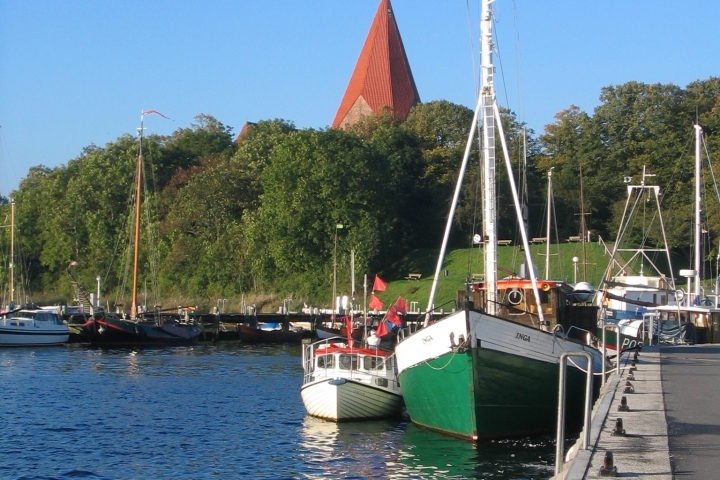 Der Hafen in Kirchdorf mit Blick auf die Inselkirche