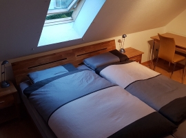 Schlafzimmer mit Doppelbett