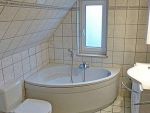Bad mit Eckbadewanne, Dusche, Waschplatz, WC