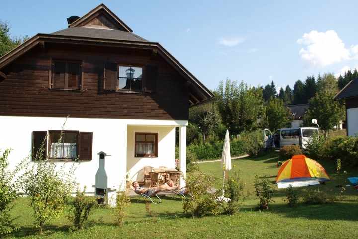 hier sehen Sie die West-Ansicht des Hauses mit der herrlichen Terrasse - auch zu sehen der gemauerte Grillofen.