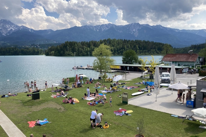 zahlreiche Badeseen in unmittelbarer Nähe, hier der Faaker See