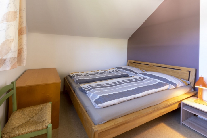 Das zweite Schlafzimmer mit einem Doppelbett in der Größe 1,60 x 1,90 m