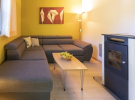 Die Sitzecke im Wohnzimmer mit ausreichend Platz für 5 Personen - an kalten Tagen sorgt der Pelletsofen für gemütliche Wärme