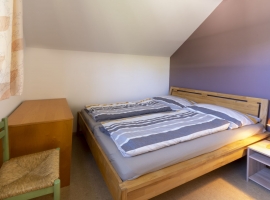 Das zweite Schlafzimmer mit einem Doppelbett in der Größe 1,60 x 1,90 m