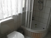 Badezimmer mit WC und Dusche