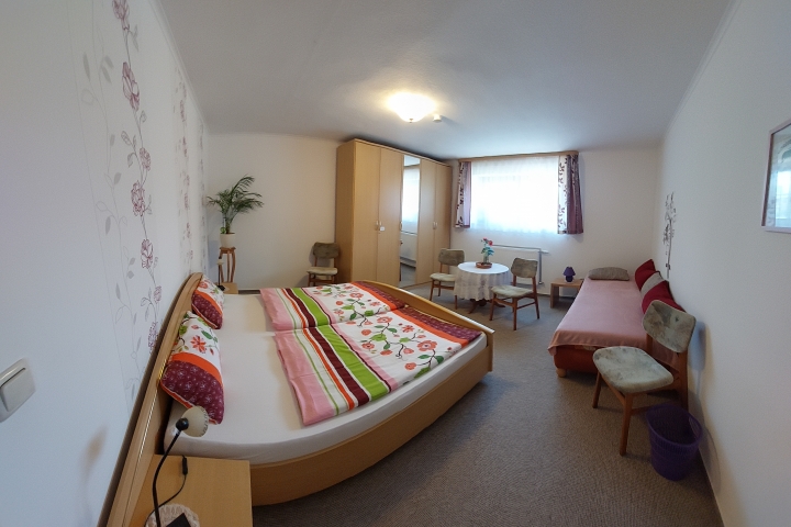 3-Bett-Schlafzimmer