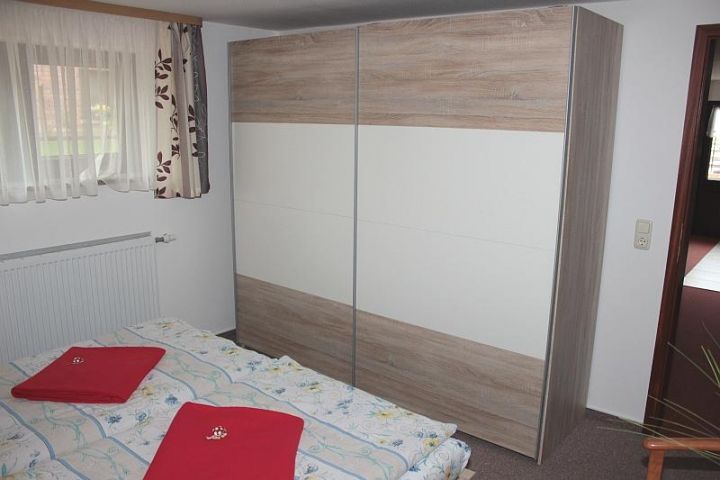 2-Bett-Schlafzimmer