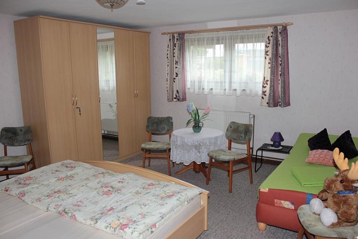 3-Bett-Schlafzimmer