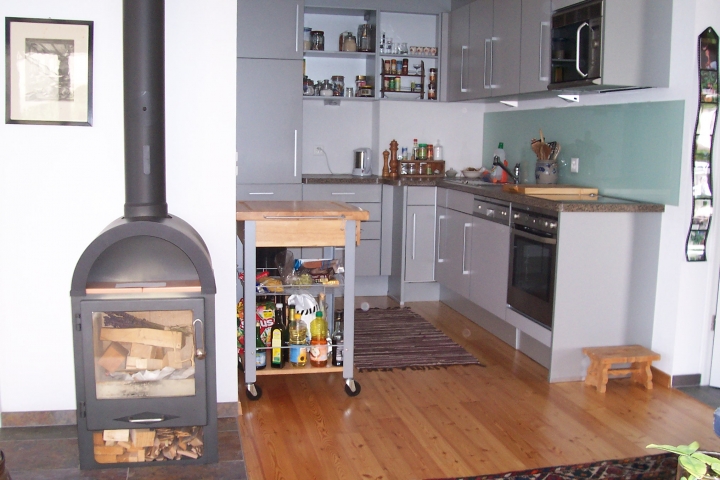 Modern eingerichtete Kueche. Modern new kitchen. 
