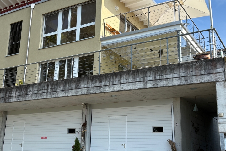 Garage ist die erste links vom Hausaufgang. 