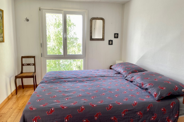 
Schlafzimmer mit Doppelbett. Blick auf den See. 