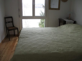 Schlafzimmer mit Doppelbett. Bedroom with king size bed.