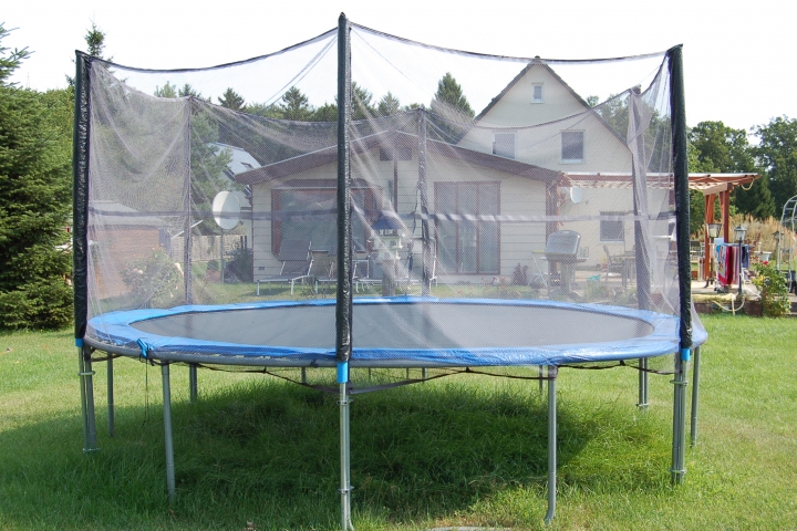 bei Sonnenschein ab aufs Trampolin