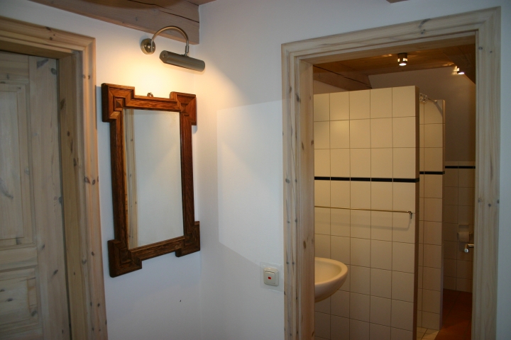 Im Windfang Blick in das Badezimmer