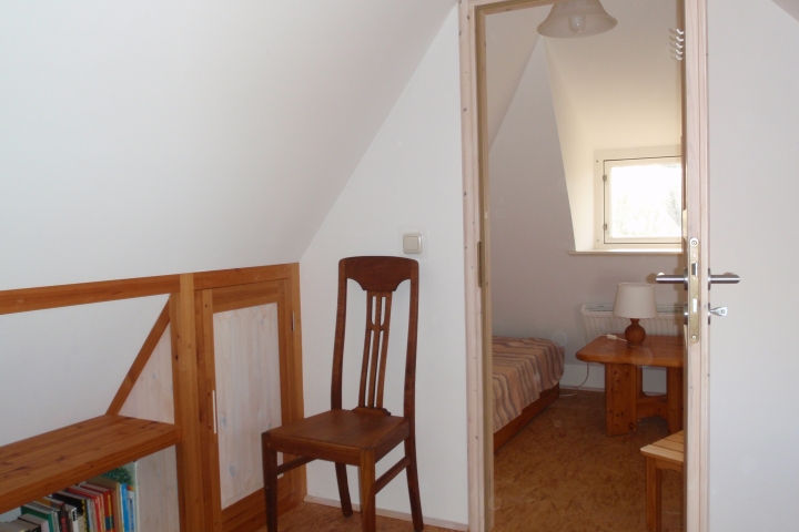Ein Blick in das kleine Gaubenzimmer mit zwei Betten