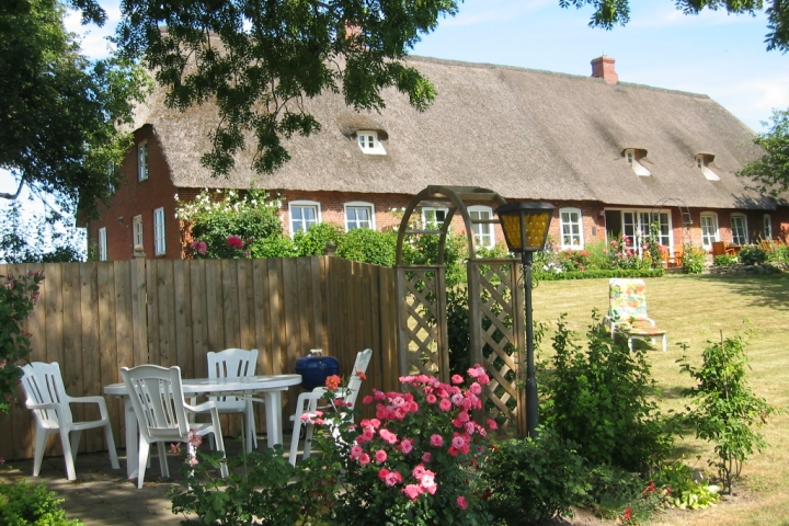 Hausansicht aus südlicher Richtung - und Terrasse der oberen Wohnung