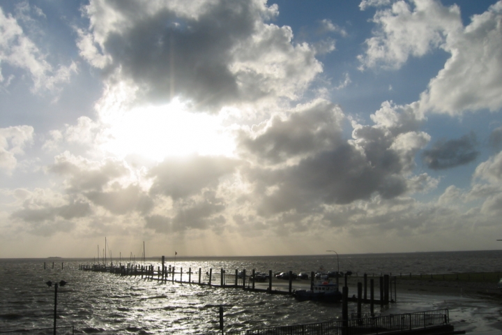 In der Nähe die Nordsee und das Wattenmeer - mit Wanderwegen - und einem oft wunderschönen Himmel!