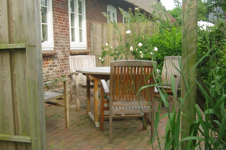 ... mit Windschutz und inzwischen erneuerten Gartenmöbeln ...