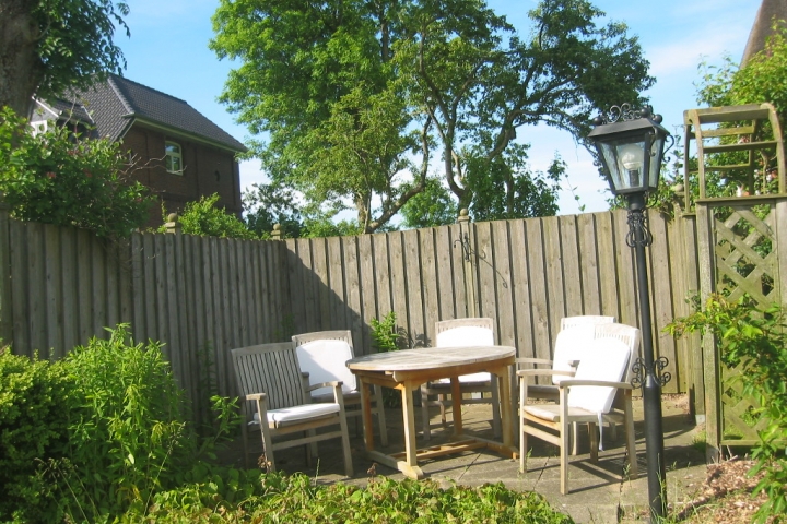 Dazu gehört eine windgeschützte, separate Terrasse ...