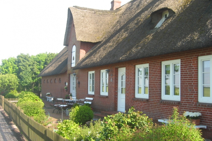 Die Frontansicht mit dem Eingang zur oberen Ferienwohnung