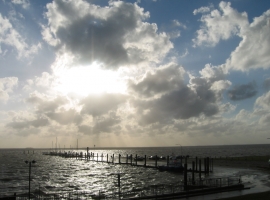 In der Nähe die Nordsee und das Wattenmeer - mit Wanderwegen -  und einem oft wunderschönen Himmel!