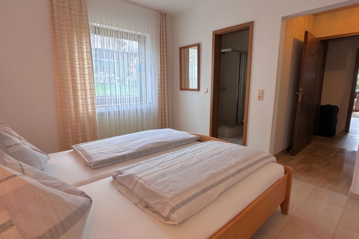 2. Schlafzimmer mit eigenem DU/WC Fön der FEWO Anja`s Wohlfühloase NR 3
