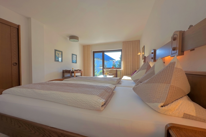 Schlafzimmer mit Balkon der FEWO Anja`Wohlfühloase NR 3