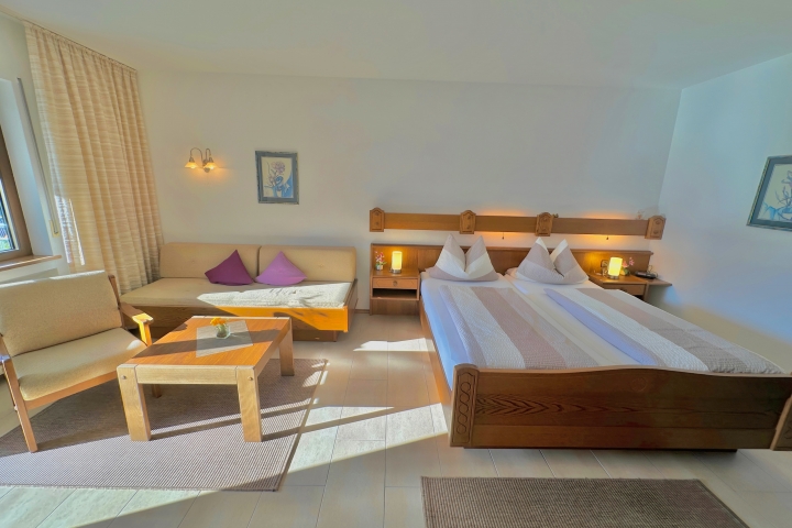 Schlafzimmer mit Balkon , Sitzecke mit Fernseher
der FEWO Anja`s Wohlfühloase NR 3