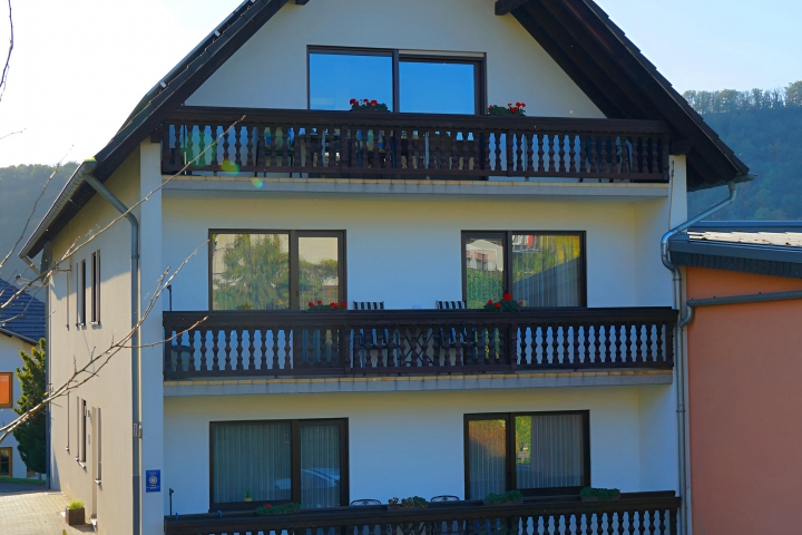 Haus Berghof mit Blick auf den Balkon der FEWO Weitblick NR 11 im Obergeschoss/ Dachgeschoss