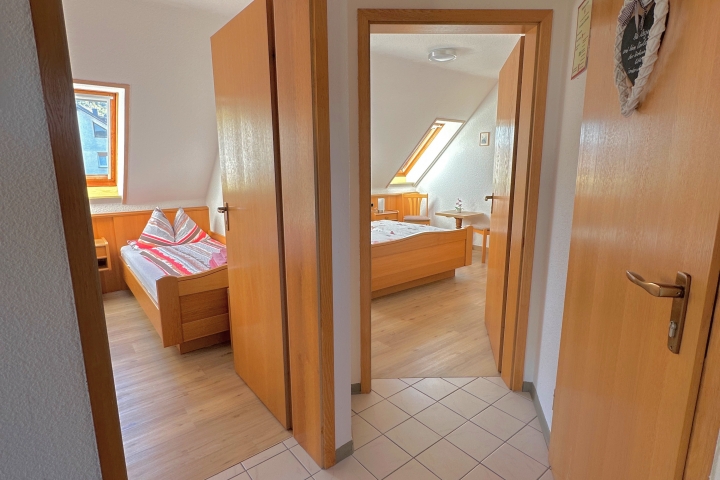 Blick vom Flur der FEWO Weitblick NR 11 in die Schlafzimmer 