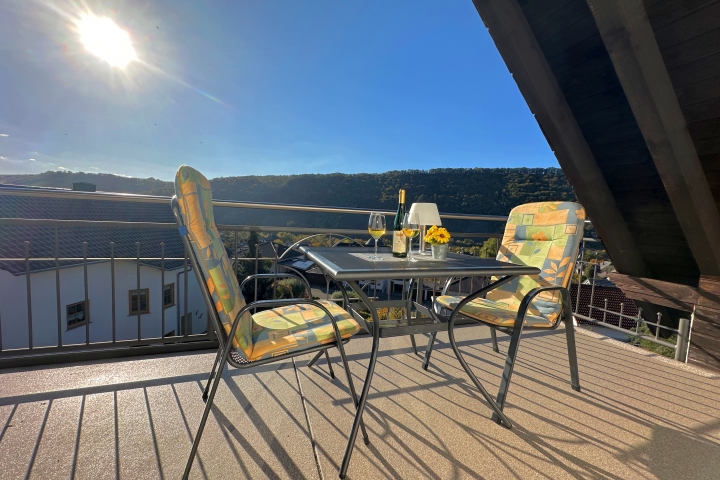 Überdachter Balkon mit Blick zur Mosel und über Neumagen
der FEWO Traumblick NR12