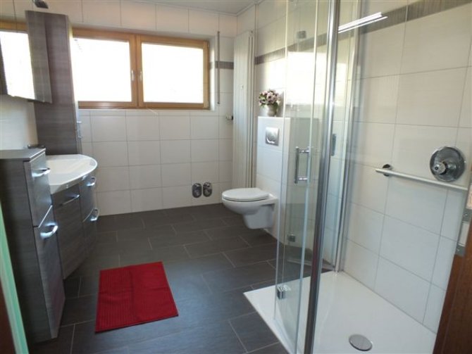 großzügiges Bad mit Tageslichtfenster, ebeneredige
Dusche 90/120 mit Handlauf und Duschsitz