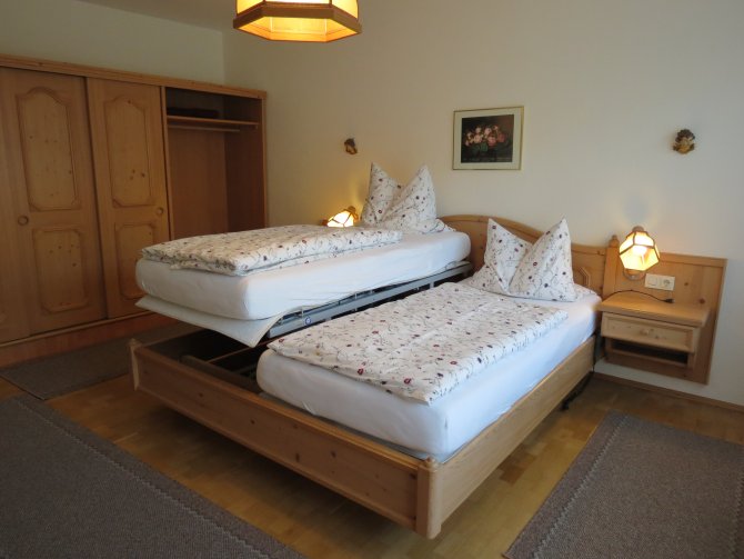 Doppelbettzimmer 1 Bett komplett elektrisch höhenverstellbar
zum Pflegebett, 1 Bett Kopf-u.Fußteil elektrisch
höhenverstellbar