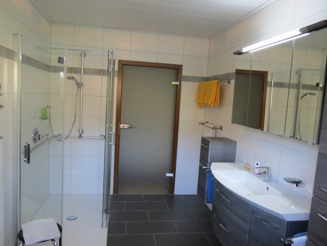 barrierefreie Dusche 90/200  mit Duschsitz, großer Waschtisch  WC, Fön