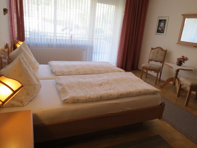 Doppelbettzimmer mit Zugang zum Balkon
Süd/Ost