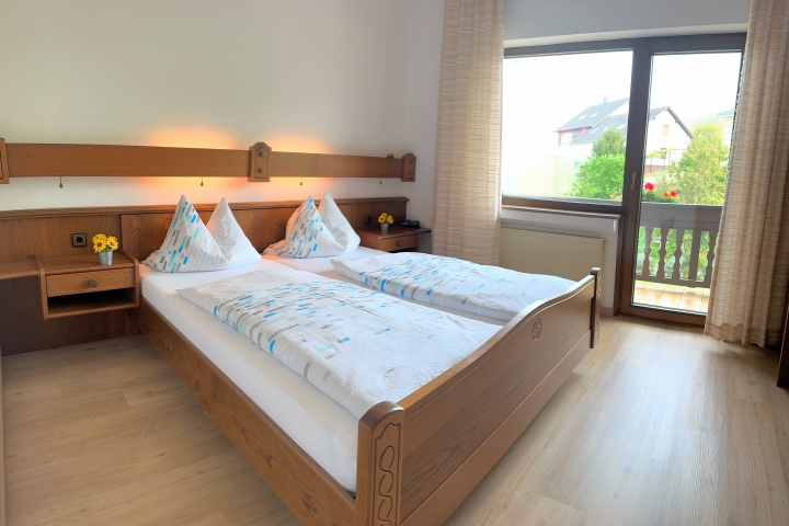 Schlafzimmer mit Blick zum Balkon FEWO kleine Auszeit NR10