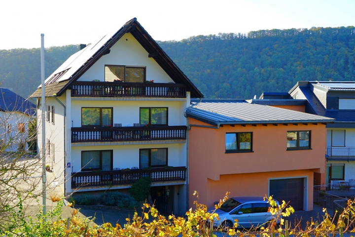 Haus Berghof mit Blick auf den Balkon der FEWO kleine Auszeit NR 10 im 1. Obergeschoss