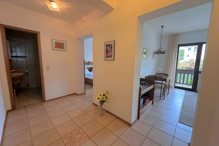 Flur der FEWO kleine Auszeit mit Blick zum Wohnzimmer mit Balkon , Schlafzimmer und DU/WC