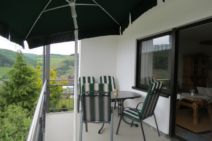 Der große Süd/West Balkon Mosel Panorama (7) lädt zum Verweilen ein